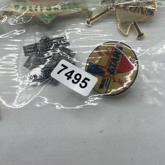 Vintage lot of 10 baseball pins - Picture 5 of 5